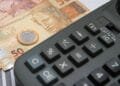 Brasil tem recorde de famílias endividadas e mais contas em atraso, revela pesquisa da CNC