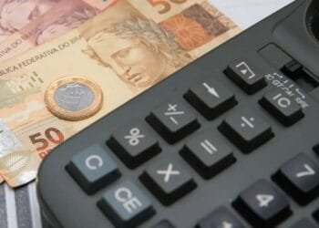 Brasil tem recorde de famílias endividadas e mais contas em atraso, revela pesquisa da CNC