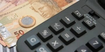 Brasil tem recorde de famílias endividadas e mais contas em atraso, revela pesquisa da CNC