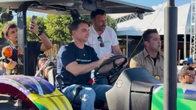 Na Norte Show, Flávio Bolsonaro afirma que dará autonomia aos indígenas em eventual governo