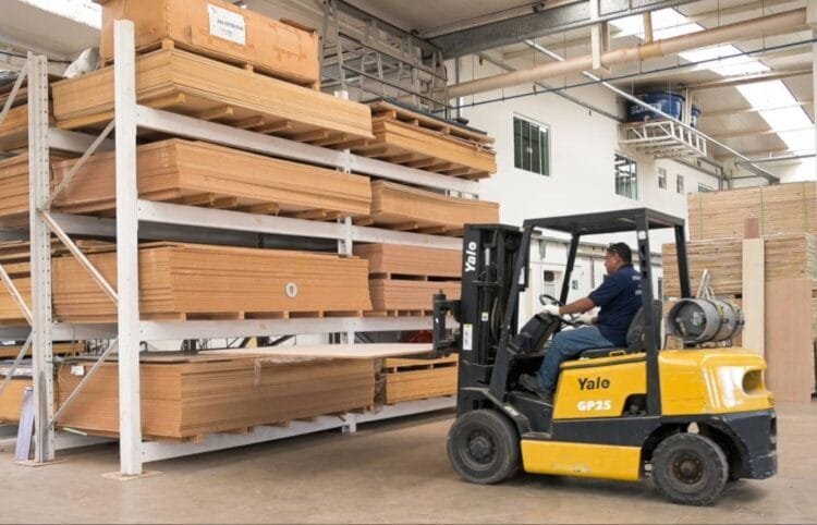 Guerra no Oriente Médio eleva preço das matérias-primas e pressiona indústria brasileira