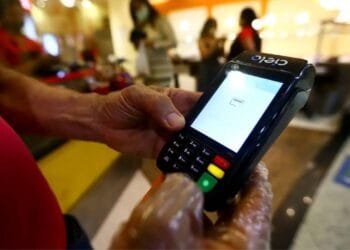 Redução da jornada de trabalho pode elevar preços em 6,2%, aponta CNI