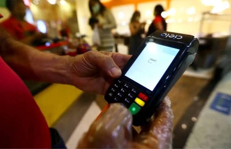 Redução da jornada de trabalho pode elevar preços em 6,2%, aponta CNI