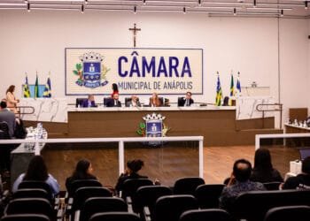 Escala 6×1, alerta ambiental, críticas à Saneago e homenagens marcam primeira sessão de maio na Câmara de Anápolis