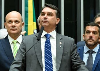 Após articulação de Flávio Bolsonaro, EUA anunciam medida contra PCC e Comando Vermelho e senador comemora