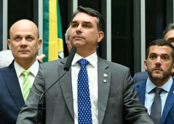 Após articulação de Flávio Bolsonaro, EUA anunciam medida contra PCC e Comando Vermelho e senador comemora