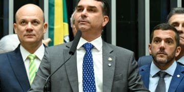 Após articulação de Flávio Bolsonaro, EUA anunciam medida contra PCC e Comando Vermelho e senador comemora