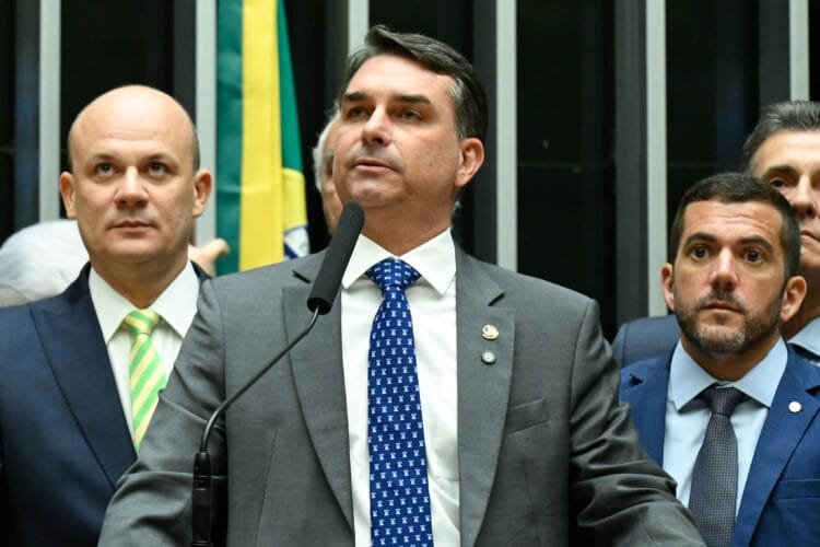 Após articulação de Flávio Bolsonaro, EUA anunciam medida contra PCC e Comando Vermelho e senador comemora