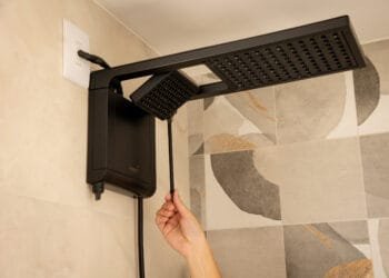 Frio aumenta conta de luz e faz chuveiro virar vilão do consumo em Goiás