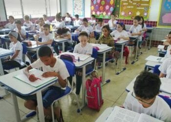 Gestão Roberto Naves deixou queda em indicadores educacionais e Anápolis perde acesso a recursos do Fundeb, aponta Jornal Opção