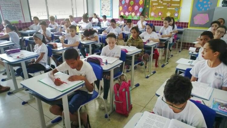 Gestão Roberto Naves deixou queda em indicadores educacionais e Anápolis perde acesso a recursos do Fundeb, aponta Jornal Opção
