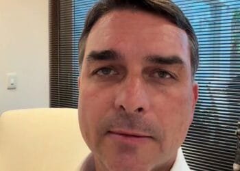 Flávio Bolsonaro rebate críticas sobre filme de Jair Bolsonaro e defende investimento privado: “Zero de dinheiro público”