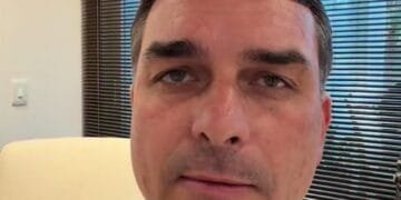 Flávio Bolsonaro rebate críticas sobre filme de Jair Bolsonaro e defende investimento privado: “Zero de dinheiro público”