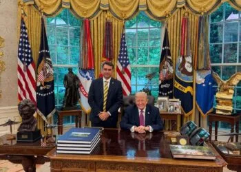 O que Flávio Bolsonaro foi tratar com Trump na Casa Branca chama atenção e ele explica motivo