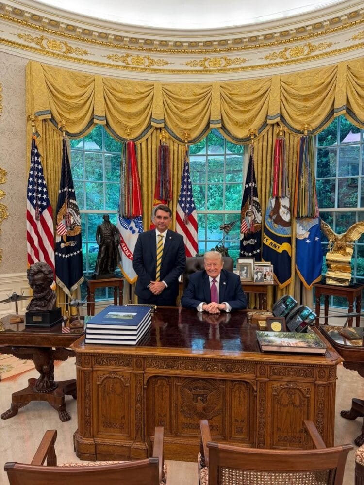O que Flávio Bolsonaro foi tratar com Trump na Casa Branca chama atenção e ele explica motivo