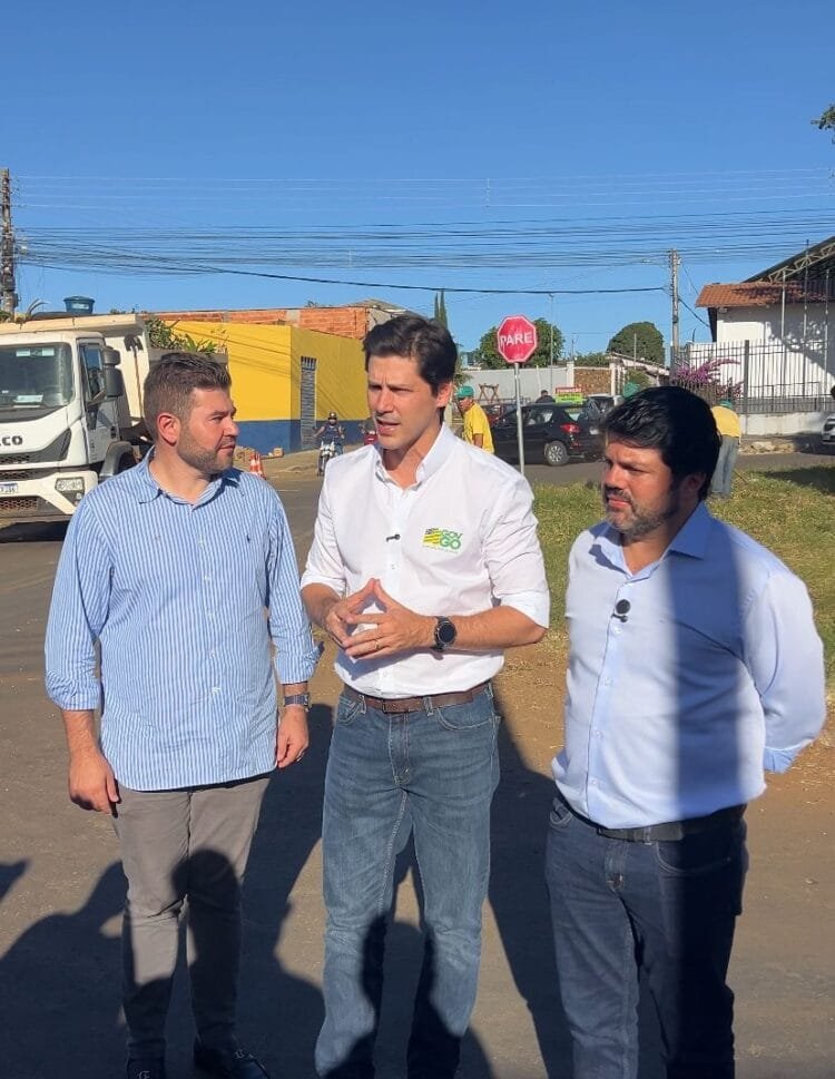 Daniel Vilela, Márcio Corrêa e Amilton Filho acompanham atuação de reeducandos do programa Segunda Chance em Anápolis