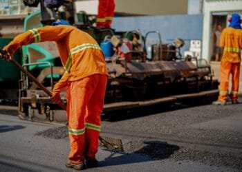 Prefeitura avança com recapeamento e amplia frente de obras em bairros de Anápolis