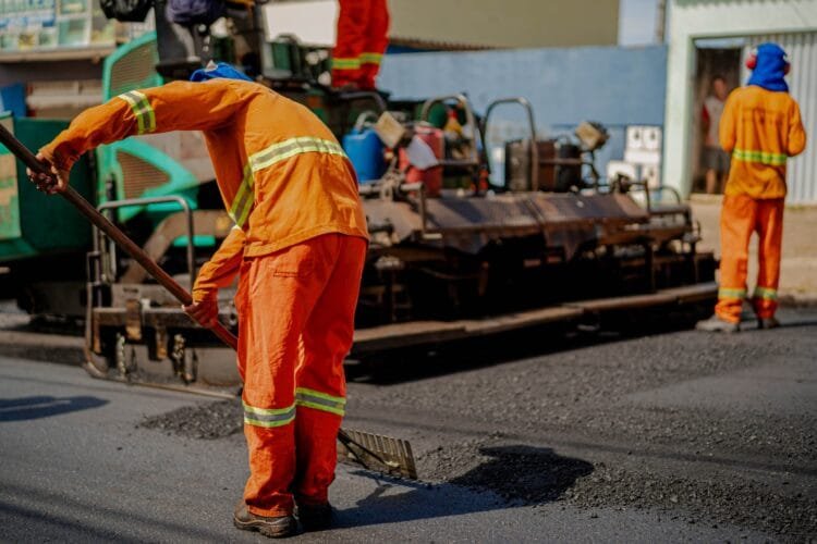 Prefeitura avança com recapeamento e amplia frente de obras em bairros de Anápolis