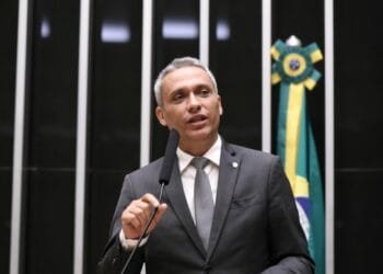 Projeto de Gustavo Gayer contra sigilo de gastos públicos avança na Câmara e movimenta debate em Brasília