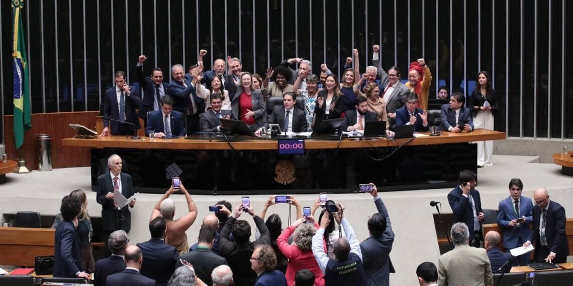 Câmara pode votar fim da escala 6×1 ainda esta semana