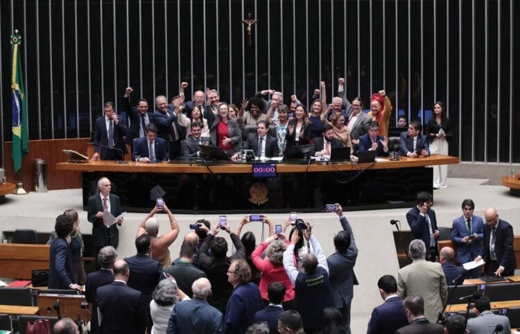 Câmara pode votar fim da escala 6×1 ainda esta semana