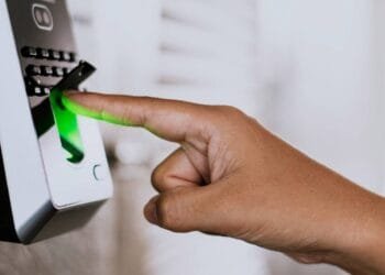 PEC do fim da escala 6×1 mantém horas extras, mas pode limitar ampliação da carga de trabalho