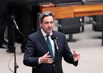 Deputado propõe regra para barrar entrada de estrangeiros sem documento válido