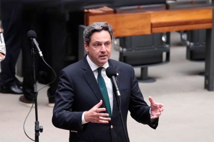 Deputado propõe regra para barrar entrada de estrangeiros sem documento válido