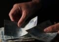 Endividamento entre quem ganha menos é impulsionado por saúde e desemprego, aponta pesquisa