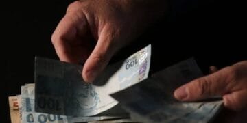 Endividamento entre quem ganha menos é impulsionado por saúde e desemprego, aponta pesquisa