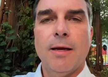 Flávio Bolsonaro reage a corte na Defesa e dispara: “PCC e Comando Vermelho agradecem ao governo Lula”