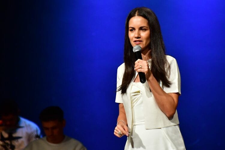 “Que os filhos honrem seus pais”: Carla Corrêa faz apelo emocionante sobre abandono de idosos em Anápolis