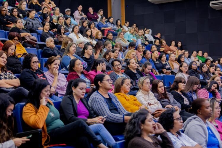 Professores e cuidadores da Rede Municipal de Educação de Anápolis participam de formação especializada