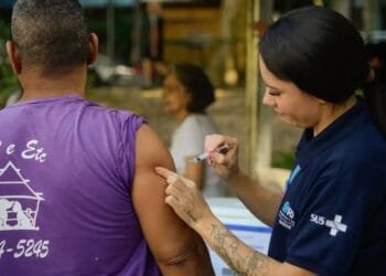 InfoGripe: Influenza impulsiona alta dos casos graves de doenças respiratórias entre jovens, adultos e idosos