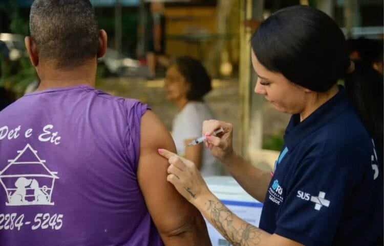 InfoGripe: Influenza impulsiona alta dos casos graves de doenças respiratórias entre jovens, adultos e idosos