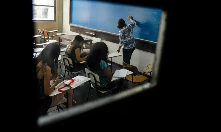 Sancionado piso salarial para professores da educação básica; mudança terá impacto de R$ 8 bi para os municípios em 2026