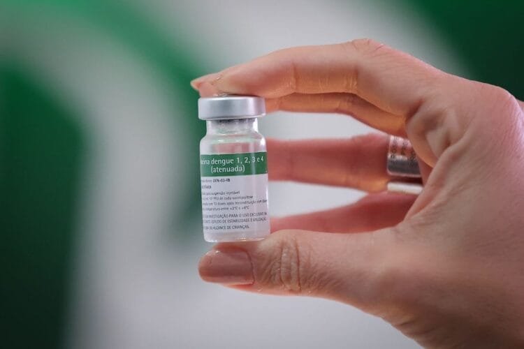 Professora Sueza Oliveira tranquiliza população após suspensão de vacina da dengue: “Não é motivo para pânico, mas para ampliar a confiança nas vacinas”