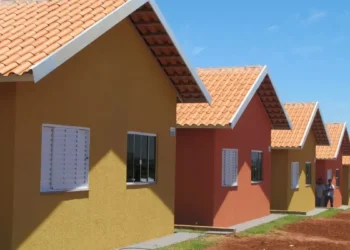 Justiça barra entrega de casas populares em Goiás e decisão expõe investigação sobre contratos milionários