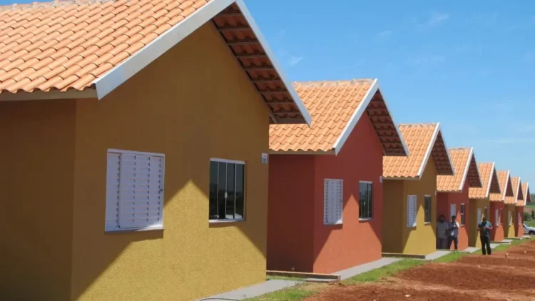 Justiça barra entrega de casas populares em Goiás e decisão expõe investigação sobre contratos milionários