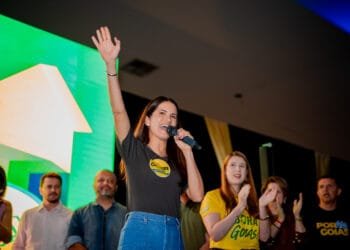 Nos bastidores, Carla Corrêa rouba a cena em encontro liderado por Gustavo Gayer