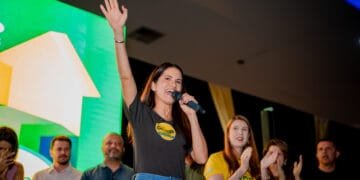 Nos bastidores, Carla Corrêa rouba a cena em encontro liderado por Gustavo Gayer