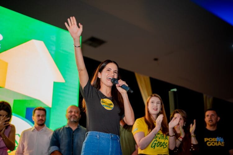 Nos bastidores, Carla Corrêa rouba a cena em encontro liderado por Gustavo Gayer