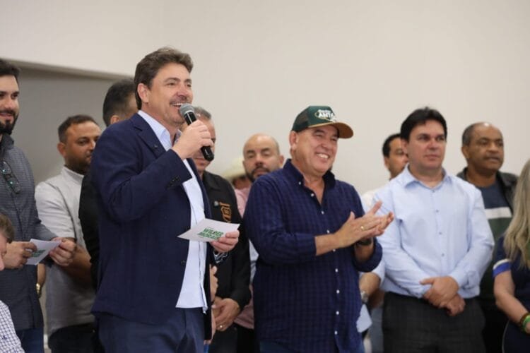 Em Anápolis, Wilder Morais amplia apoio aos municípios com entrega de máquinas e implementos