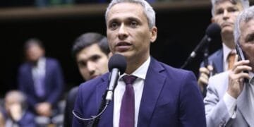 Gayer quer saber quais resultados justificaram cursos e missões internacionais de servidores do governo Lula