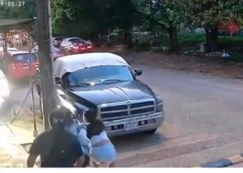 Vídeo mostra família escapando por segundos de atropelamento
