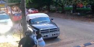 Vídeo mostra família escapando por segundos de atropelamento