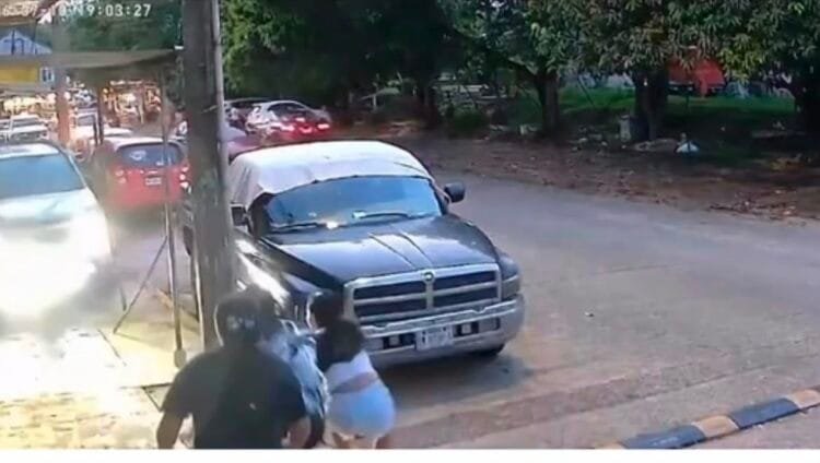 Vídeo mostra família escapando por segundos de atropelamento