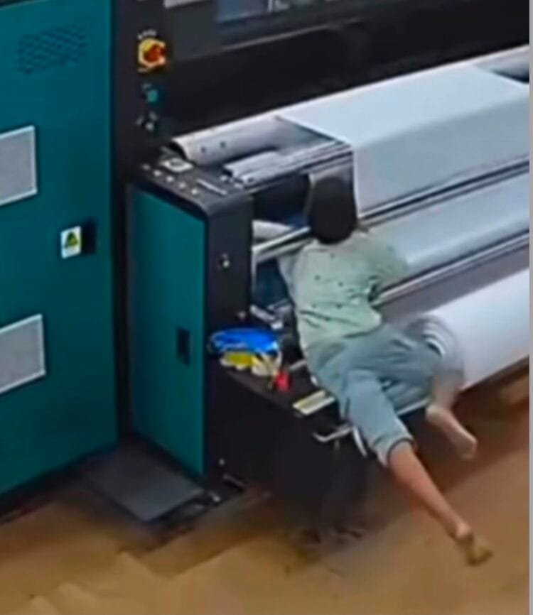 Câmera registra momento em que criança tem braço puxado por máquina de impressão