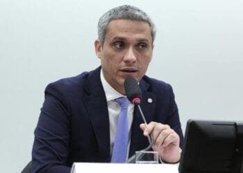 Gustavo Gayer cobra explicações de três ministérios sobre risco às exportações de carne para a China