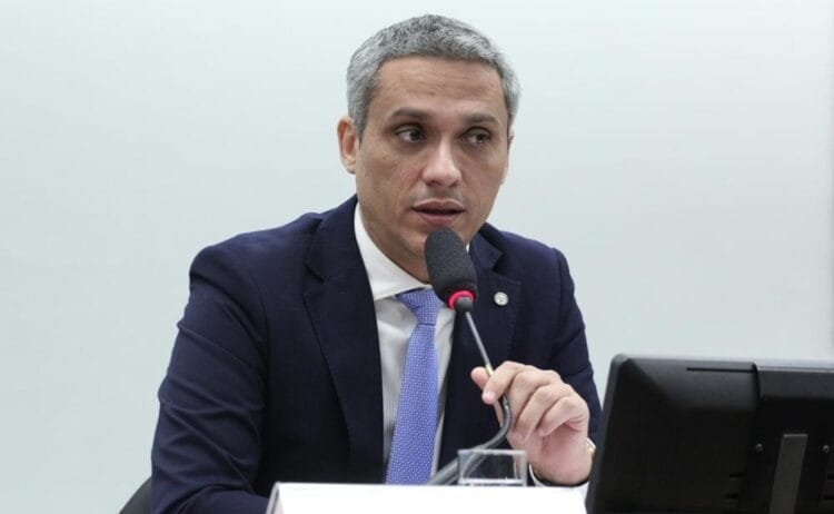 Gustavo Gayer cobra explicações de três ministérios sobre risco às exportações de carne para a China